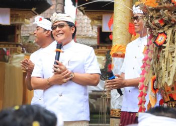 Hadiri Karya Agung di Pura Desa lan Puseh Desa Adat Keliki, Giri Prasta Beri Apresiasi “Semangat Warga Luar Biasa”