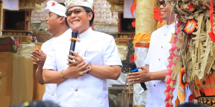 Hadiri Karya Agung di Pura Desa lan Puseh Desa Adat Keliki, Giri Prasta Beri Apresiasi “Semangat Warga Luar Biasa”