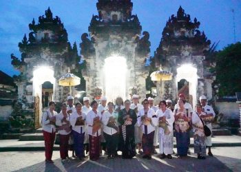 Kunjungan ke Nusa Penida, Ibu Putri Suastini Koster Persembahkan Bhakti di Pura Dalem Ped