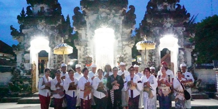 Kunjungan ke Nusa Penida, Ibu Putri Suastini Koster Persembahkan Bhakti di Pura Dalem Ped