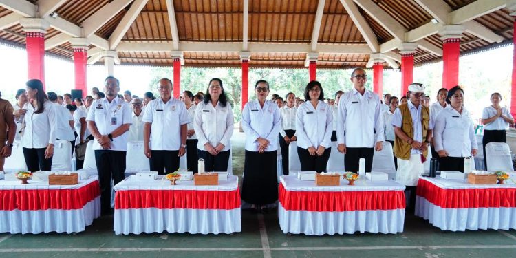 Kunjungi Desa Sembiran, Ibu Putri Koster Ingatkan Kader Posyandu untuk Bekerja Optimal