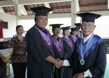 Tak Terbatas Usia, 30 Lansia di Karangasem Resmi Diwisuda