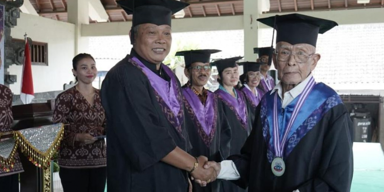 Tak Terbatas Usia, 30 Lansia di Karangasem Resmi Diwisuda
