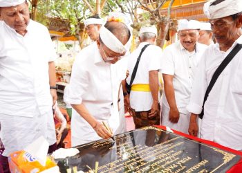 Wayan Koster Kukuhkan Pemugaran Pura Penyusuhan, Simbol Pengabdian untuk Warisan Leluhur