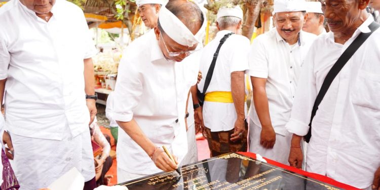 Wayan Koster Kukuhkan Pemugaran Pura Penyusuhan, Simbol Pengabdian untuk Warisan Leluhur