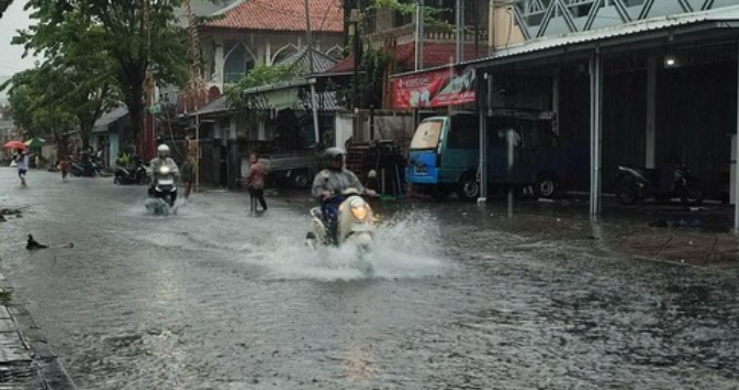 Diguyur Hujan Lebat, Jalan Letda Ngurah Putra Tergenang Parah