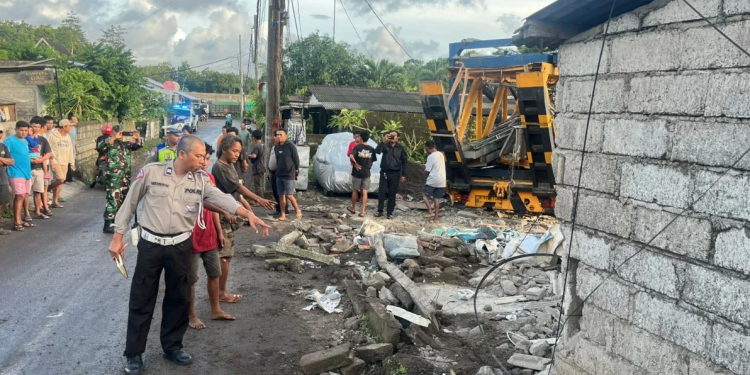 Truk Trailer Tabrak Rumah di Ungasan, Dua Penghuni Tewas Saat Tidur