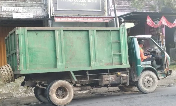 Viral Truk Sampah Tanpa Pintu, DLH Tabanan Buka Suara