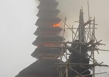 Meru Tumpang 9 di Pura Pedharman Besakih Terbakar Tersambar Petir