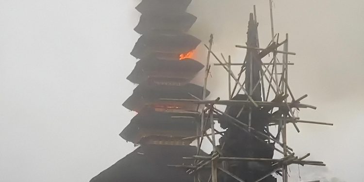 Meru Tumpang 9 di Pura Pedharman Besakih Terbakar Tersambar Petir