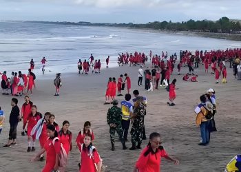 Respons Atensi Prabowo, TNI-Polri dan Pelajar Gelar Aksi Bersih Sampah di Kuta