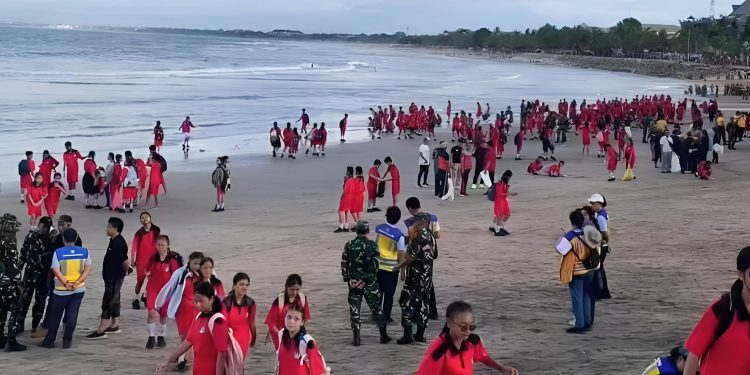 Respons Atensi Prabowo, TNI-Polri dan Pelajar Gelar Aksi Bersih Sampah di Kuta