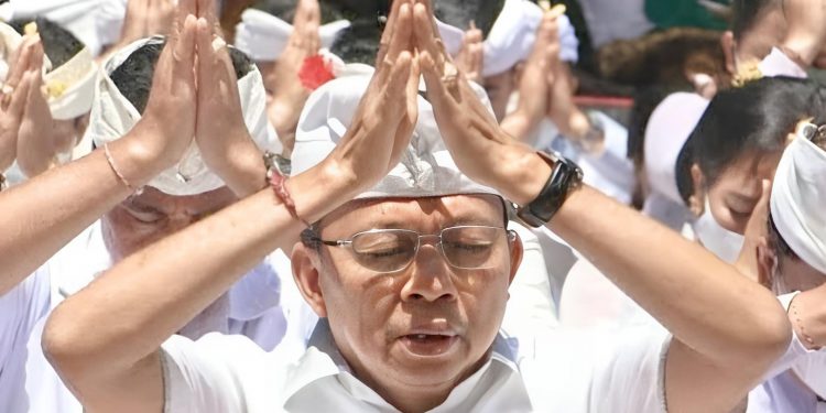 Sisi Lain Gubernur Koster: Menepi dari Hiruk Pikuk, Sapa Warga dan Berdoa di Puncak Mundi
