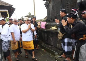 Giri Prasta Hadiri Pujawali dan Pengukuhan MGPSSR Karangasem di Pura Catur Lawa