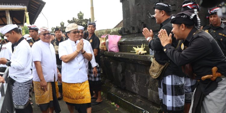 Giri Prasta Hadiri Pujawali dan Pengukuhan MGPSSR Karangasem di Pura Catur Lawa