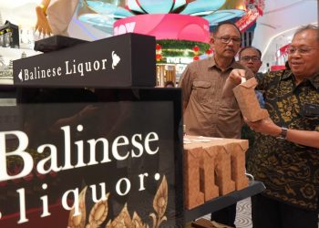 Sidak Bandara, Gubernur Koster Sentil Kemasan Arak Bali yang Tak Sesuai Aturan