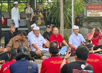 Bagikan Seragam untuk 503 Pecalang Buleleng, Gubernur Koster: Kontribusi Kalian Sangat Besar
