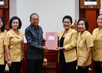 Pesan Gubernur Koster ke Wanita Hindu Bali: Jangan Terpengaruh Ajaran yang Tak Sejalan Kearifan Lokal