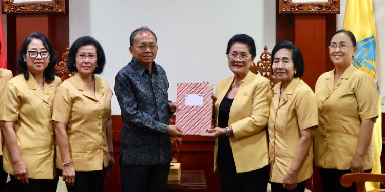 Pesan Gubernur Koster ke Wanita Hindu Bali: Jangan Terpengaruh Ajaran yang Tak Sejalan Kearifan Lokal