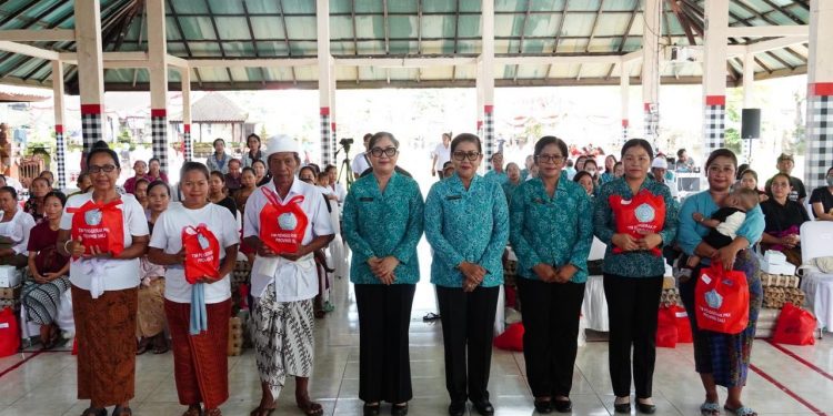 Sambangi 3 Desa di Tabanan, Ibu Putri Koster Jadikan Pengelolaan Sampah sebagai Fokus Utama PKK