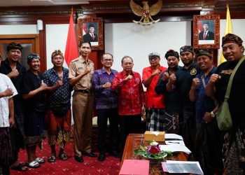 Lindungi Sopir Lokal, Gubernur Koster Minta Pendaftaran Angkutan di Bali Lewat Desa Adat