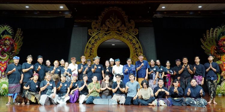 Ibu Putri Koster Puji Pementasan Teater “Jaratkaru”: Sampaikan Kritik Boleh, asal Kedepankan Etika