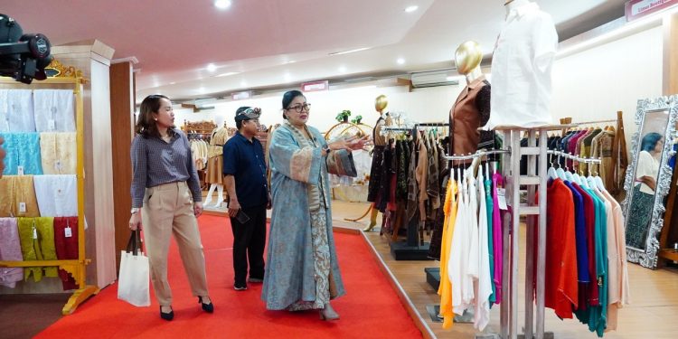 Terima Kunjungan DPRD Gunung Mas, Ibu Putri Koster Beberkan Strategi Kerajinan Bali Tembus Pasar Global