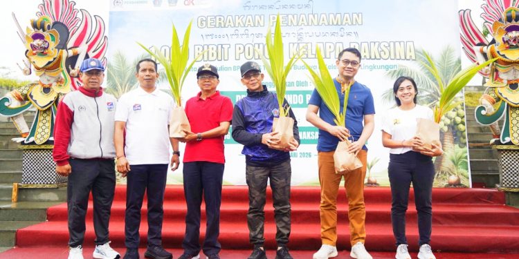 Cegah Lonjakan Harga Saat Hari Raya, Gubernur Koster Pimpin Penanaman 1.000 Kelapa Daksina di Klungkung