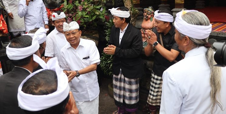 Komitmen Lestarikan Warisan Leluhur, Gubernur Koster Hadiri Upacara Pemelaspas di Pura Alas Arum Batur