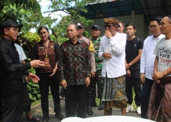 Tinjau TPS3R di Badung Bersama Gubernur Koster, Menteri LH Dorong Tiap Rumah Miliki “Teba” Modern