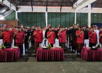 Kukuhkan Pengurus Akar Rumput, Koster Minta Kader PDIP Bali Selaraskan Politik dan Kearifan Lokal