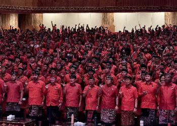 Wayan Koster Kukuhkan Ribuan Pengurus PDIP Badung, Giri Prasta Jamin Banteng Solid Tanpa Faksi