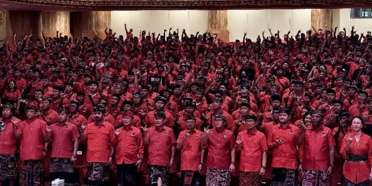Wayan Koster Kukuhkan Ribuan Pengurus PDIP Badung, Giri Prasta Jamin Banteng Solid Tanpa Faksi