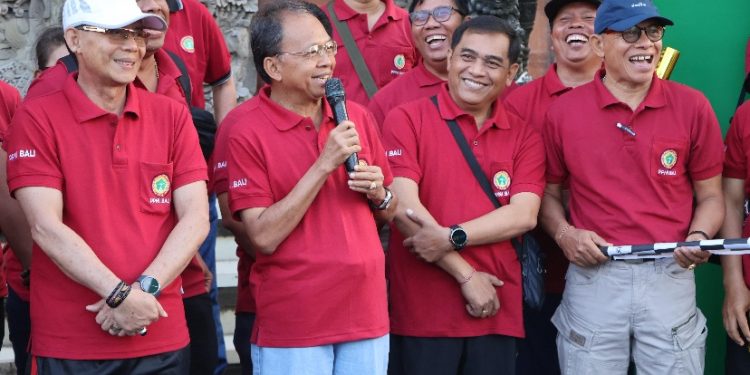 Lepas Jalan Sehat HUT Ke-52 PPNI, Gubernur Koster Harap Peran Aktif Perawat Bangun Kesehatan Masyarakat