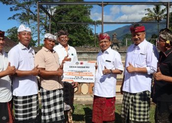 Angin Kencang Sempat Balut Kesedihan Warga Angseri, Gubernur Koster Hadir Bawa Harapan Pemulihan Pura Pucak Tinggah
