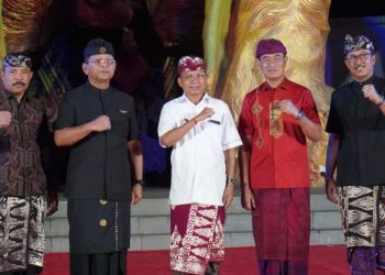 Malam Suka Cita di Taman Bung Karno: Saat Gemulai Penari Cilik Buleleng Sentuh Hati Gubernur Koster
