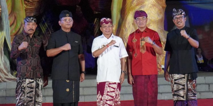 Malam Suka Cita di Taman Bung Karno: Saat Gemulai Penari Cilik Buleleng Sentuh Hati Gubernur Koster