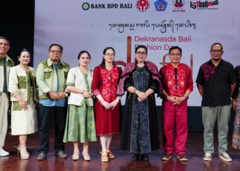 Hadiri DBFD, Ibu Putri Koster Ingatkan Ancaman Kepunahan Tenun Tradisional Bali