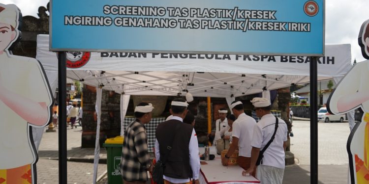 Karya IBTK 2026: Kesadaran Meningkat, Pemedek di Pura Besakih Mulai Tinggalkan Kantong Plastik