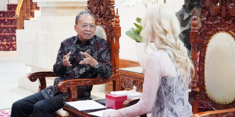 Wawancara Dengan Media Rusia, Gubernur Koster Ajak Dunia Jaga Pariwisata Bali Berbasis Budaya