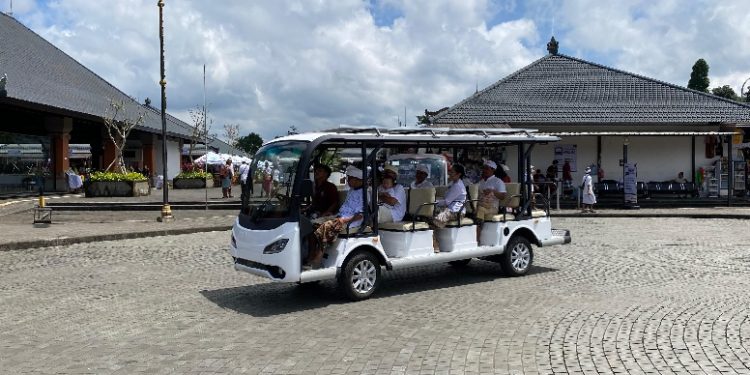 Langkah Lebih Ringan Menuju Pura, Cerita Pemedek Temukan Kenyamanan di Balik Penataan Besakih