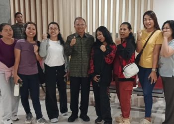 Momen Hangat di Bandara Ngurah Rai: Saat Gubernur Koster Hibur Atlet Bali yang Kecewa Ketinggalan Pesawat