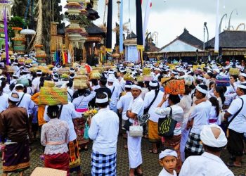 Khusyuknya Ribuan Umat Rayakan Pagerwesi di Pura Ulun Danu Batur