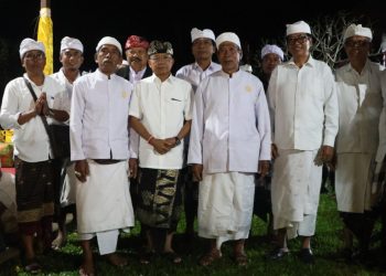 Berbaur Bersama Warga Desa Soka, Doa Gubernur Koster Mengalir Harmonis di Pura Luhur Batulumbung