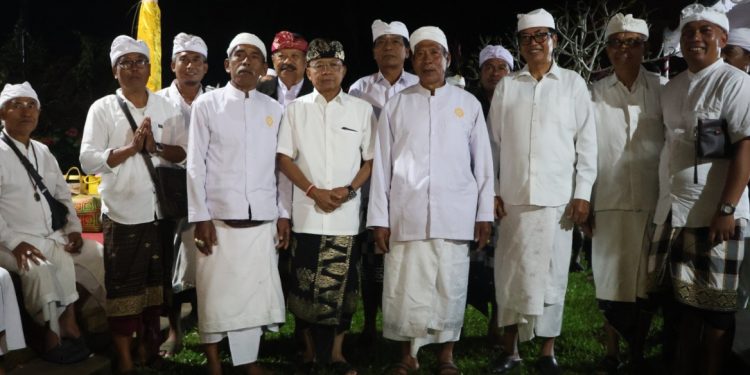 Berbaur Bersama Warga Desa Soka, Doa Gubernur Koster Mengalir Harmonis di Pura Luhur Batulumbung