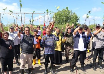 Bali Kehilangan 40 Km Persegi Daratan, Gubernur Koster Apresiasi Langkah Kemendagri Tanam Mangrove