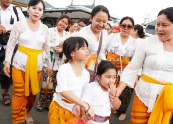 Ketua BKOW Bali, Ibu Seniasih Giri Prasta Haturkan Sembah Bhakti di Pura Agung Besakih