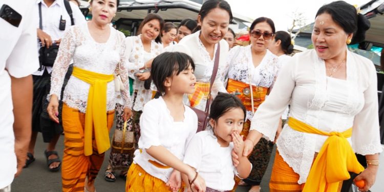 Ketua BKOW Bali, Ibu Seniasih Giri Prasta Haturkan Sembah Bhakti di Pura Agung Besakih