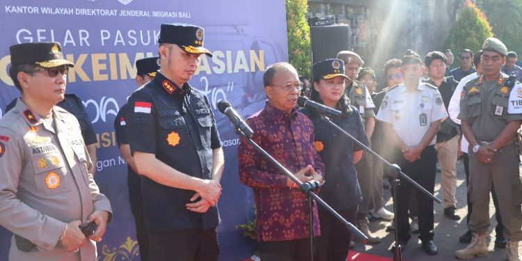 Perketat Pengawasan WNA, Gubernur Koster Juga Kebut Optimalisasi Pungutan Turis Asing