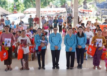 Ibu Putri Koster Pimpin Aksi Sosial di Nusa Penida, Tekankan Pengelolaan Sampah Berbasis Sumber